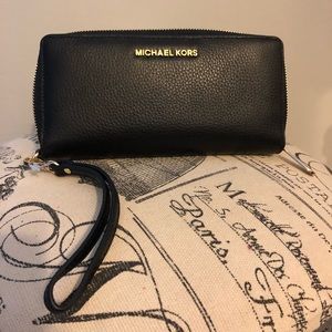 FLASH SALE!!Authentic Michael Kors wristlet/large